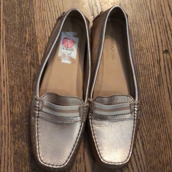 NWOT Bernardo size 9.5 metallic leather loafers - Picture 3 of 7